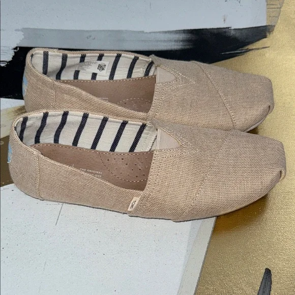 TOMS Women’s Beige Slip-On Loafers size 9 like new - Picture 4 of 9